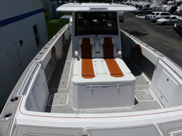 Slide: The Image of Twin Vee 400 GFX CC 2026 - 10