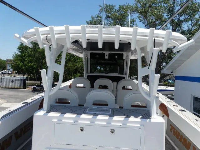 Slide: The Image of Twin Vee 400 GFX CC 2026 - 27