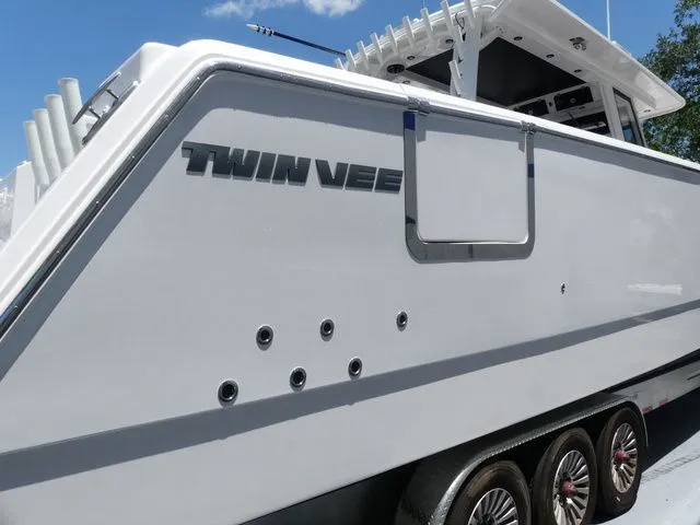 Slide: The Image of Twin Vee 400 GFX CC 2026 - 6