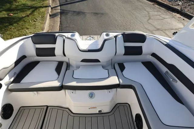 Slide: The Image of Yamaha 195S 2026 - 12