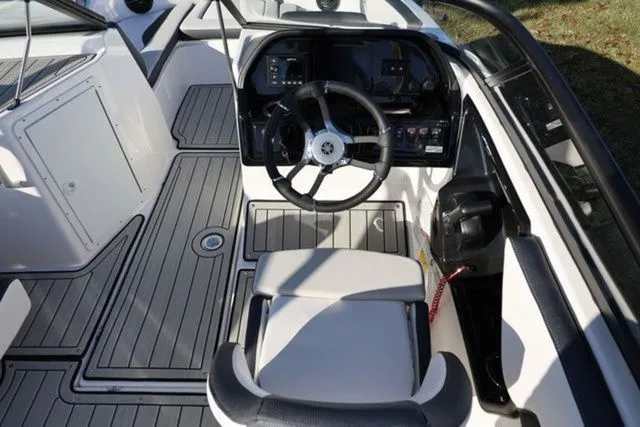 Slide: The Image of Yamaha 195S 2026 - 13