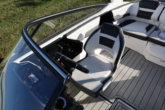 Slide: The Image of Yamaha 195S 2026 - 16