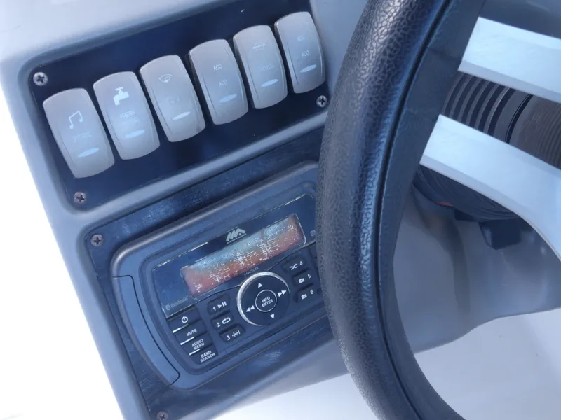 Slide: The Image of Hurricane SunDeck 2200 OB 2017 - 27