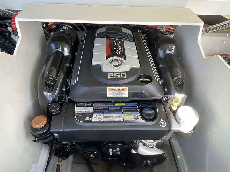 Slide: The Image of Crownline Boats 210 SS 2021 - 12