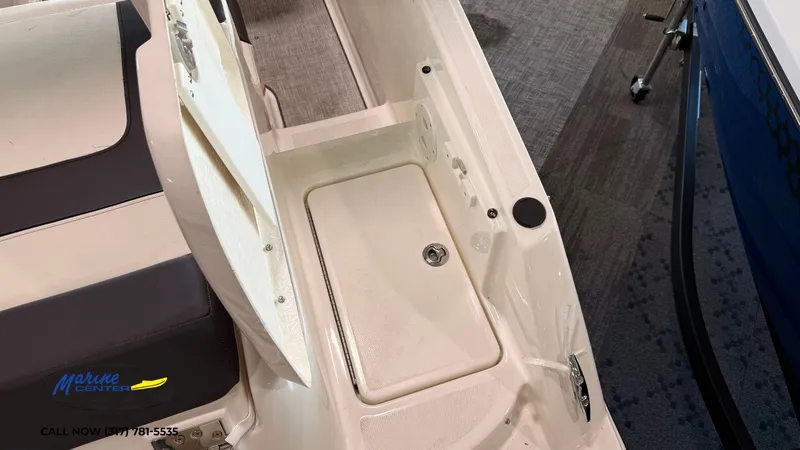 Slide: The Image of Bayliner VR5 2024 - 12