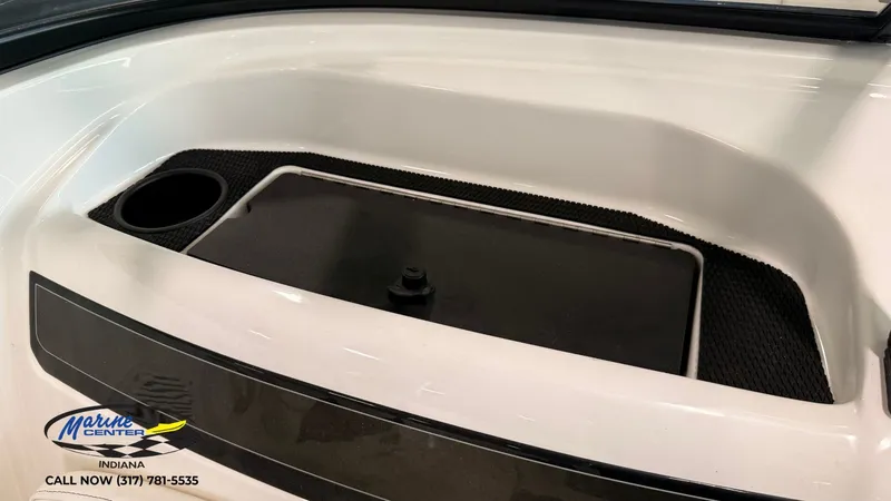 Slide: The Image of Bayliner VR5 2024 - 18