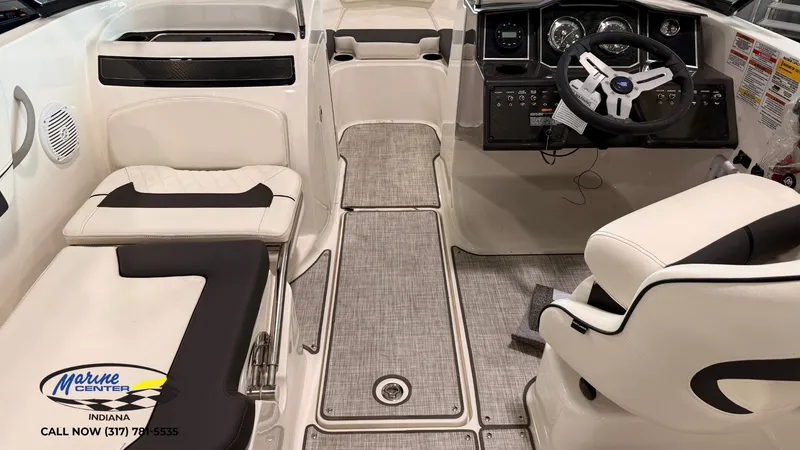 Slide: The Image of Bayliner VR5 2024 - 5