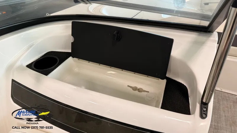 Slide: The Image of Bayliner VR5 2024 - 6