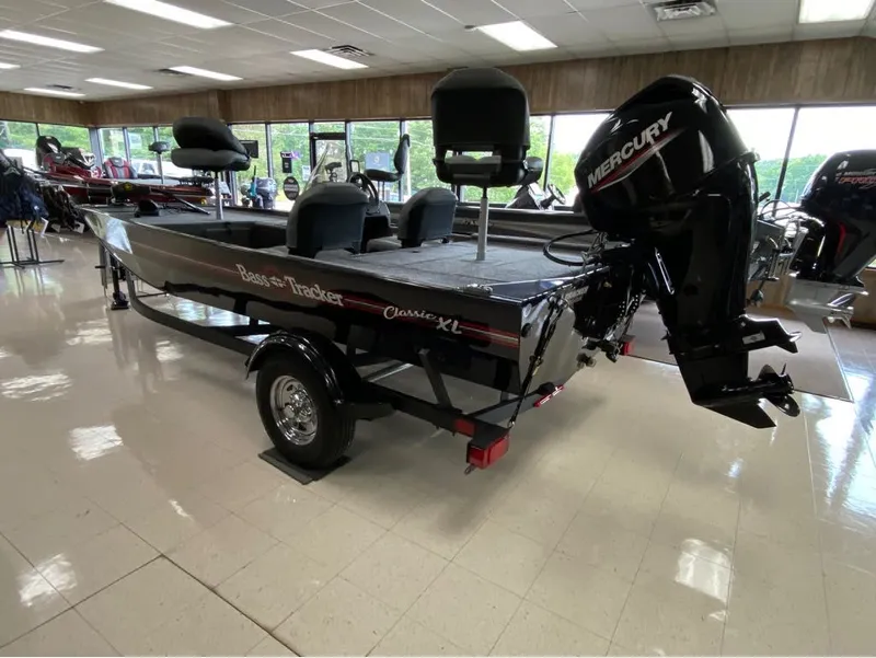 Slide: The Image of Tracker Bass Tracker Classic XL 2026 - 7