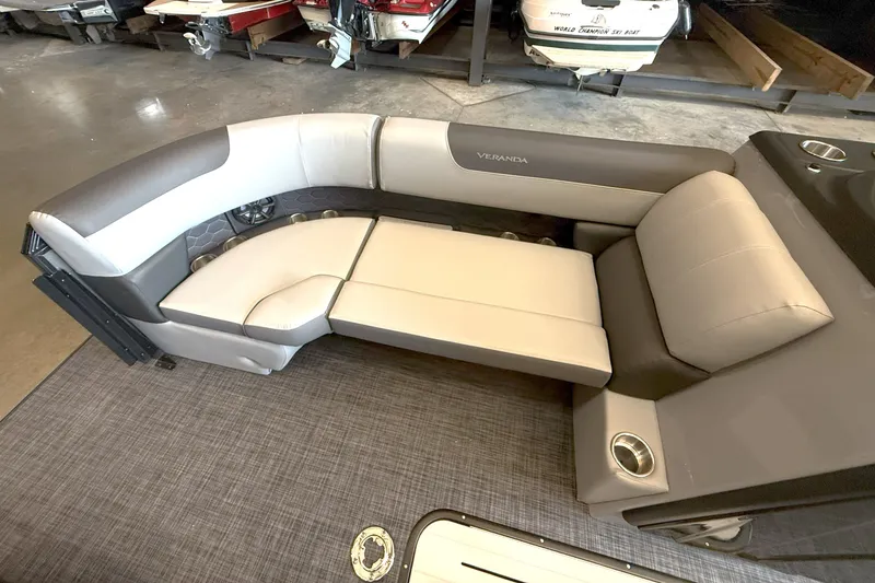 Slide: The Image of Veranda VR235RC XL 2026 - 13