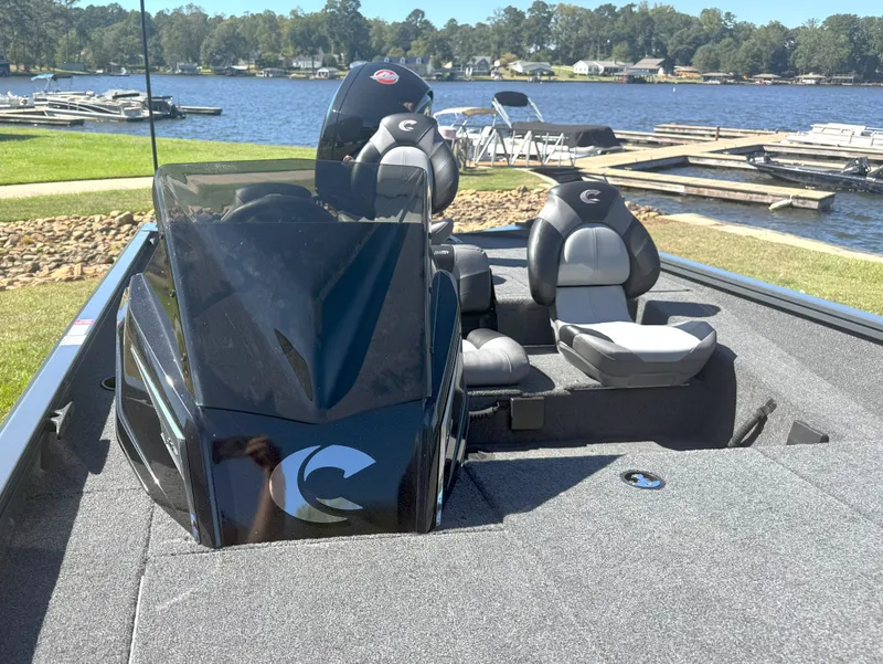 Slide: The Image of Crestliner XF189 BASS 2026 - 10