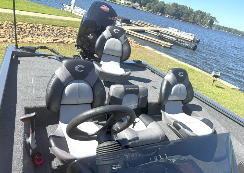 Slide: The Image of Crestliner XF189 BASS 2026 - 11