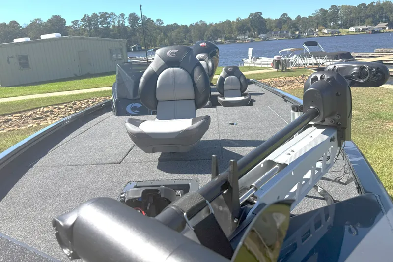 Slide: The Image of Crestliner XF189 BASS 2026 - 14