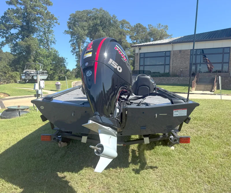 Slide: The Image of Crestliner XF189 BASS 2026 - 3