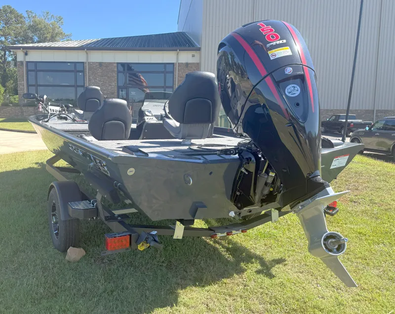 Slide: The Image of Crestliner XF189 BASS 2026 - 4