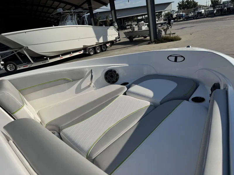 Slide: The Image of Tahoe 210 Si Limited 2023 - 14