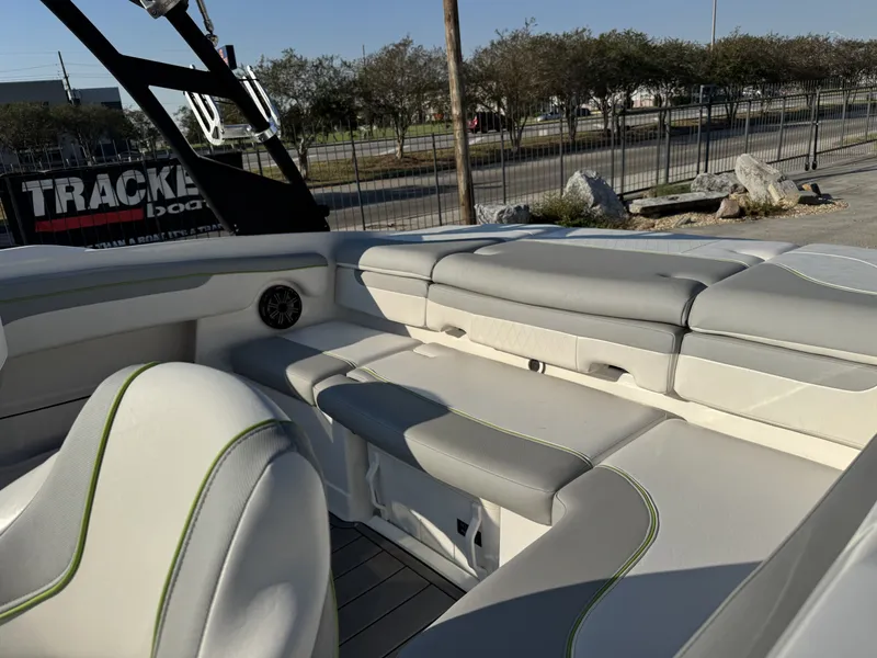 Slide: The Image of Tahoe 210 Si Limited 2023 - 17