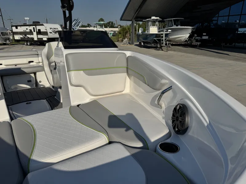 Slide: The Image of Tahoe 210 Si Limited 2023 - 6