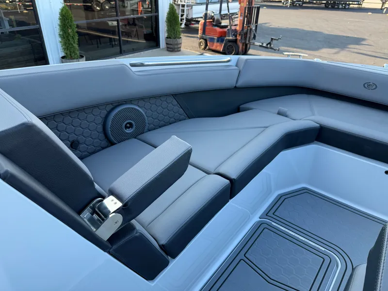 Slide: The Image of Cobalt R8 Surf 2026 - 21