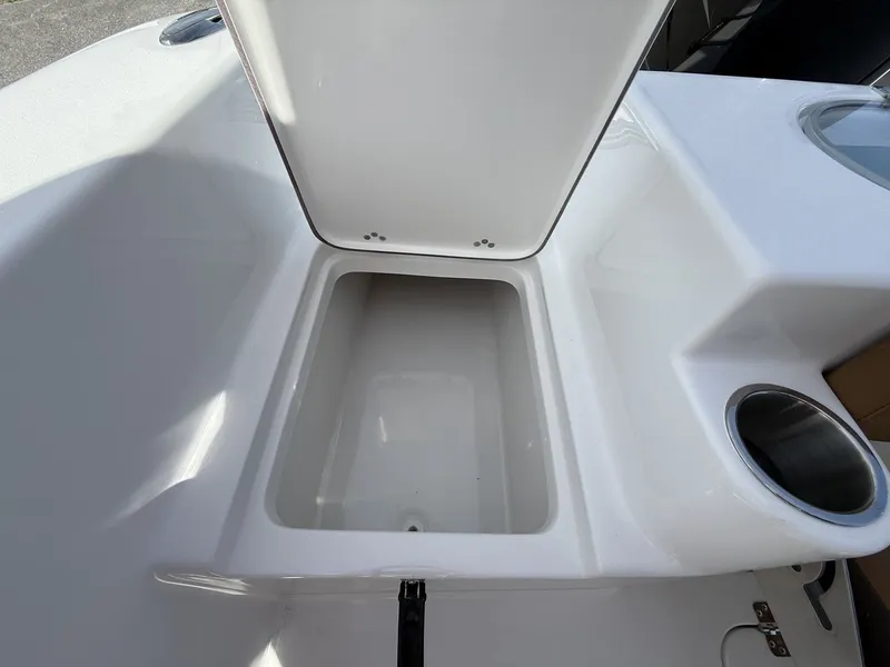 Slide: The Image of Sea Pro 222 Center Console 2026 - 12