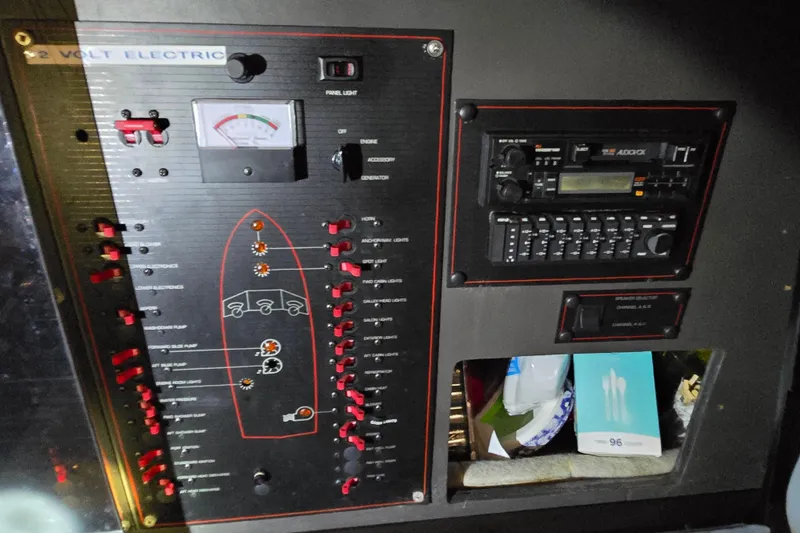 Slide: The Image of 1988 Bayliner 3450 Avanti boat stove with dual burners and protective cover. - 19