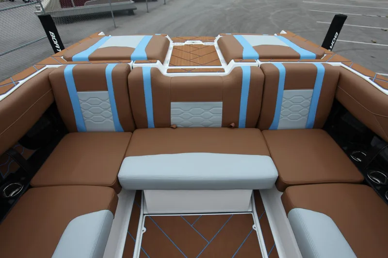 Slide: The Image of Malibu Wakesetter 23 LSV 2026 - 10