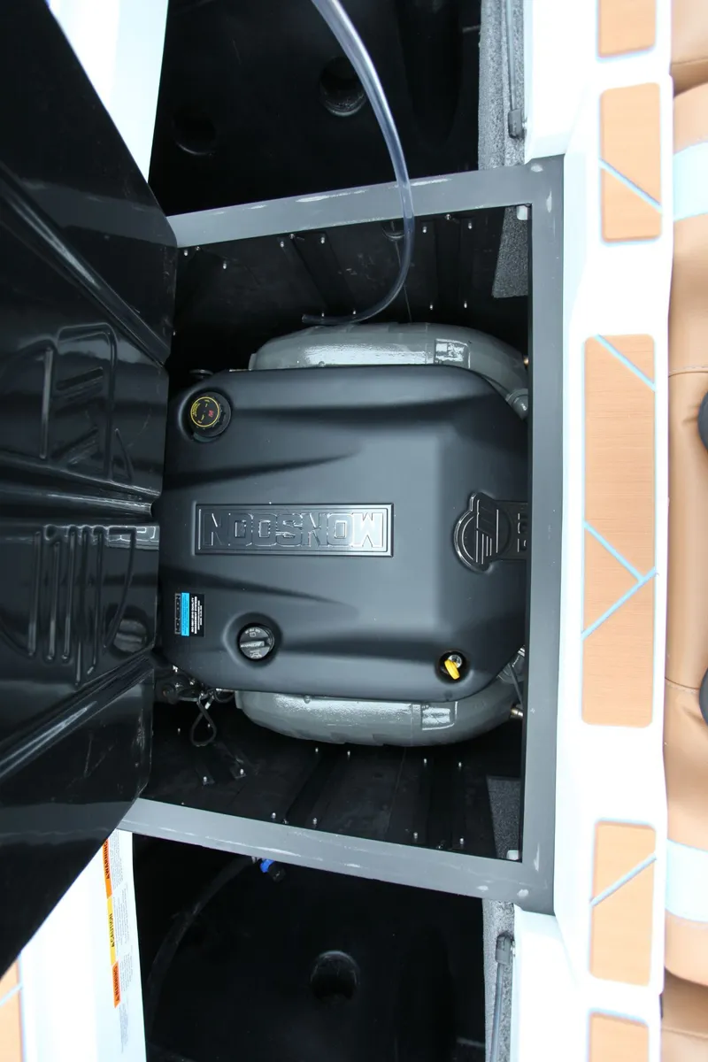 Slide: The Image of Malibu Wakesetter 23 LSV 2026 - 12