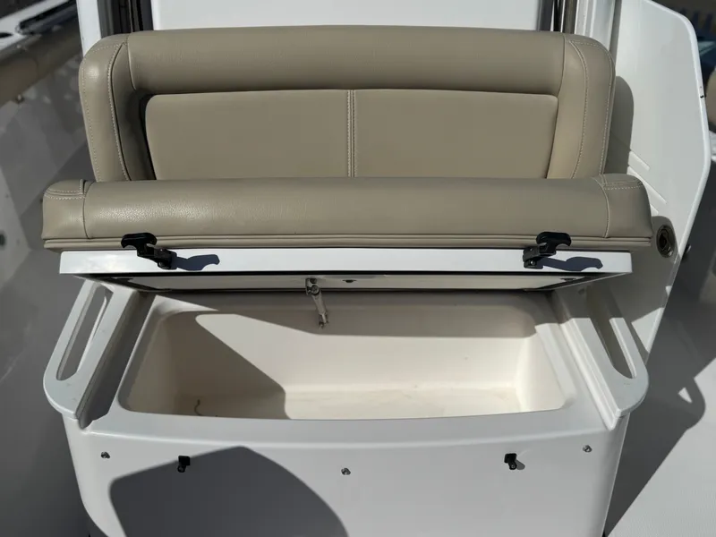 Slide: The Image of Everglades 273 Center Console 2019 - 12