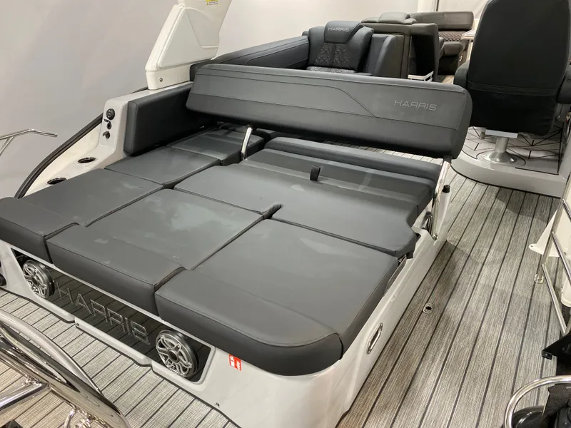 Slide: The Image of Harris Grand Mariner 250 2026 - 6
