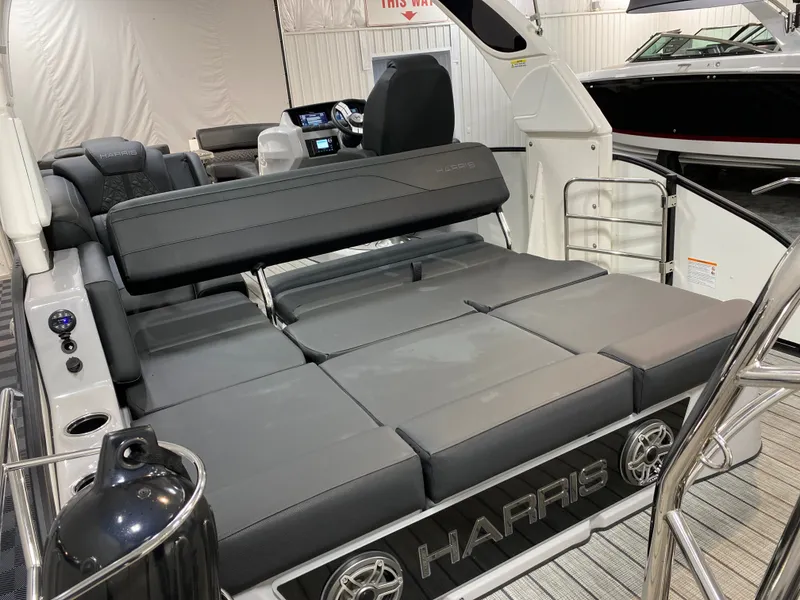 Slide: The Image of Harris Grand Mariner 250 2026 - 7