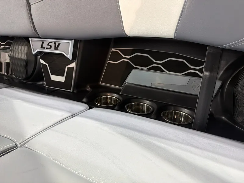 Slide: The Image of Malibu Wakesetter 23 LSV 2026 - 11