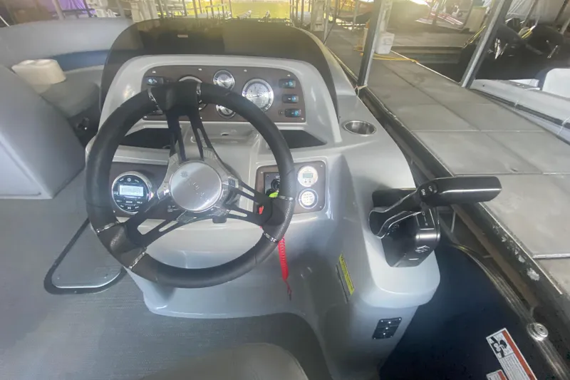 Slide: The Image of Steering console of 2019 Manitou Aurora LE 23 RF VP pontoon boat. - 13