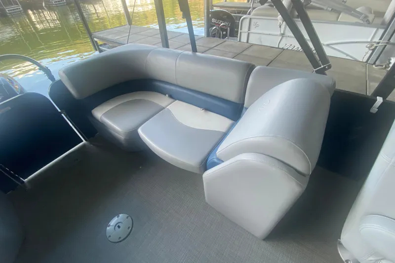 Slide: The Image of 2019 Manitou Aurora LE 23 RF VP pontoon boat with gray and blue seating. - 24