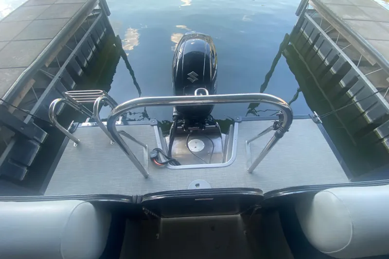 Slide: The Image of 2019 Manitou Aurora LE 23 RF VP pontoon boat with outboard motor at dock. - 25