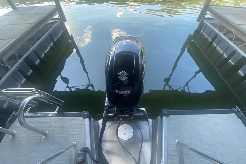 Slide: The Image of 2019 Manitou Aurora LE 23 RF VP with Suzuki 150 outboard motor at dock. - 26