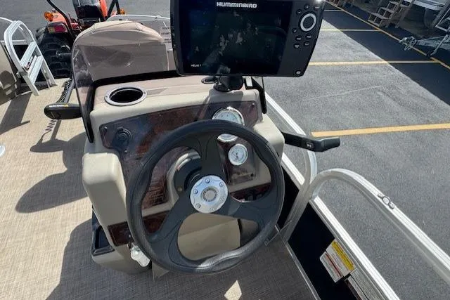 Slide: The Image of Steering console of 2022 Sun Tracker Bass Buggy 18 DLX with Humminbird fish finder. - 14