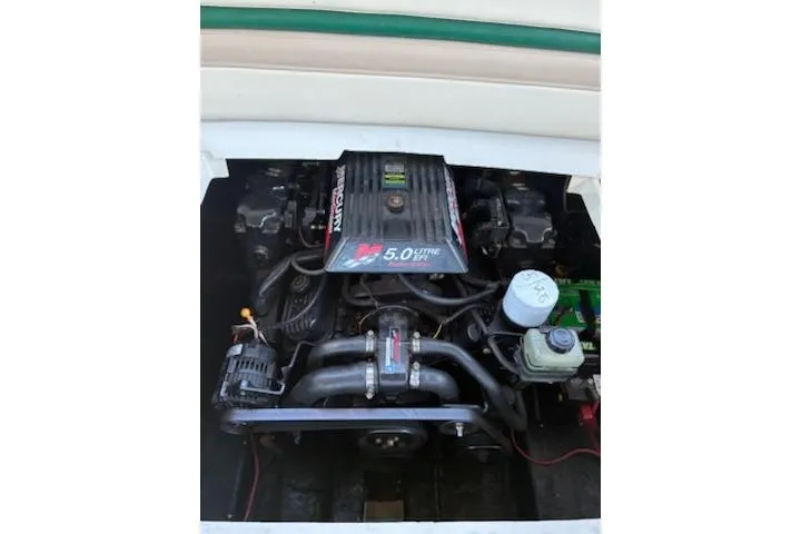 Slide: The Image of 2001 Stingray 240 LS boat engine, 5.0 liter V8, detailed view. - 10