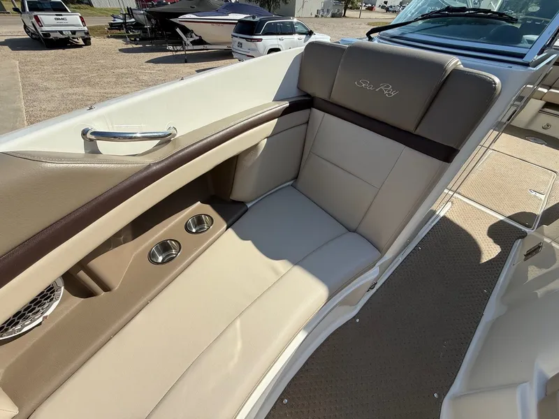 Slide: The Image of Sea Ray 270 SLX 2011 - 15