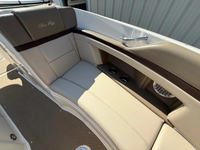 Slide: The Image of Sea Ray 270 SLX 2011 - 16