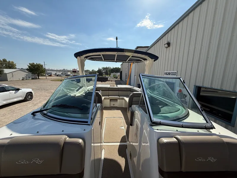 Slide: The Image of Sea Ray 270 SLX 2011 - 17