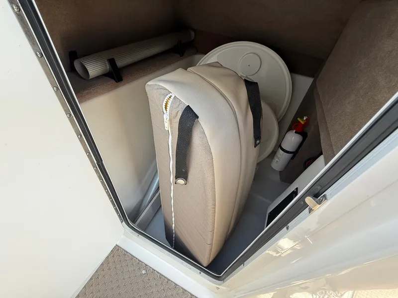 Slide: The Image of Sea Ray 270 SLX 2011 - 18