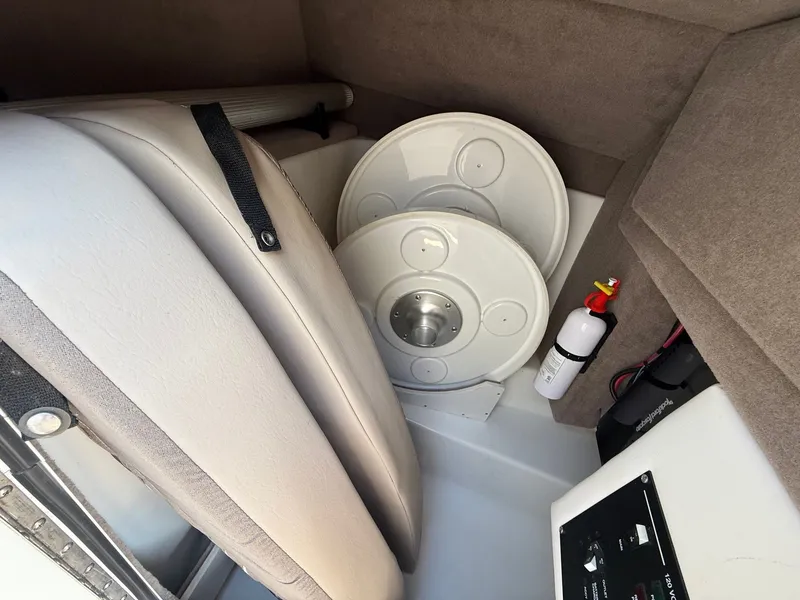 Slide: The Image of Sea Ray 270 SLX 2011 - 19