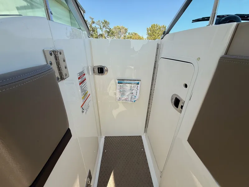 Slide: The Image of Sea Ray 270 SLX 2011 - 22