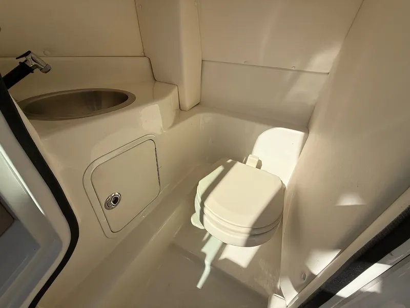 Slide: The Image of Sea Ray 270 SLX 2011 - 27