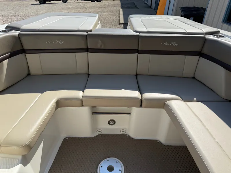 Slide: The Image of Sea Ray 270 SLX 2011 - 30