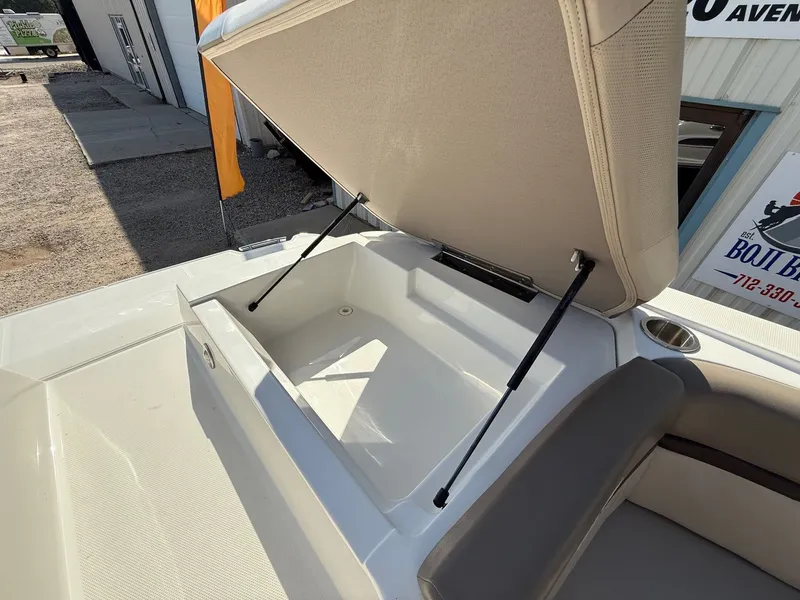 Slide: The Image of Sea Ray 270 SLX 2011 - 47