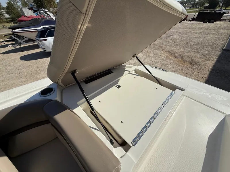 Slide: The Image of Sea Ray 270 SLX 2011 - 48