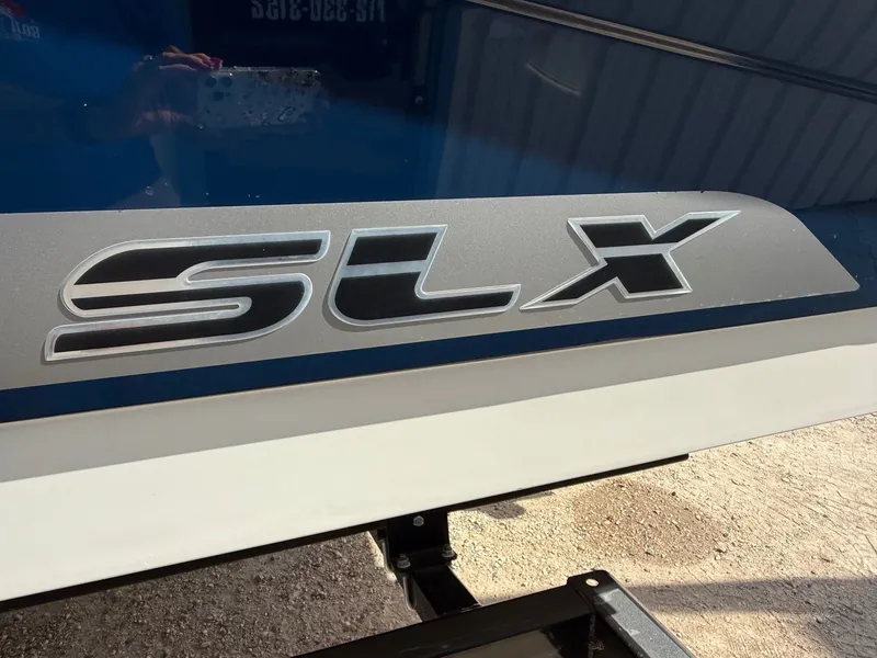 Slide: The Image of Sea Ray 270 SLX 2011 - 7