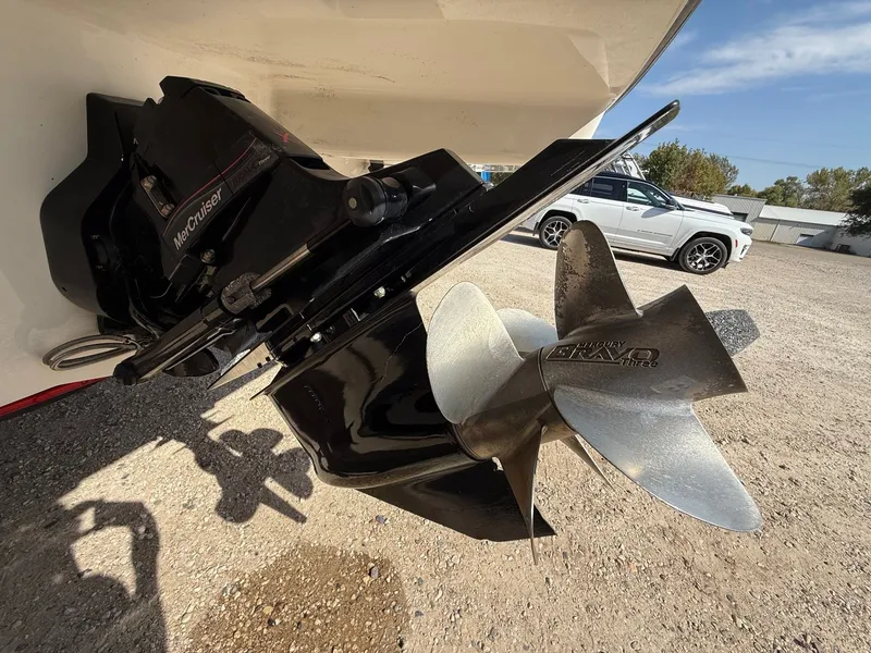 Slide: The Image of Sea Ray 270 SLX 2011 - 9