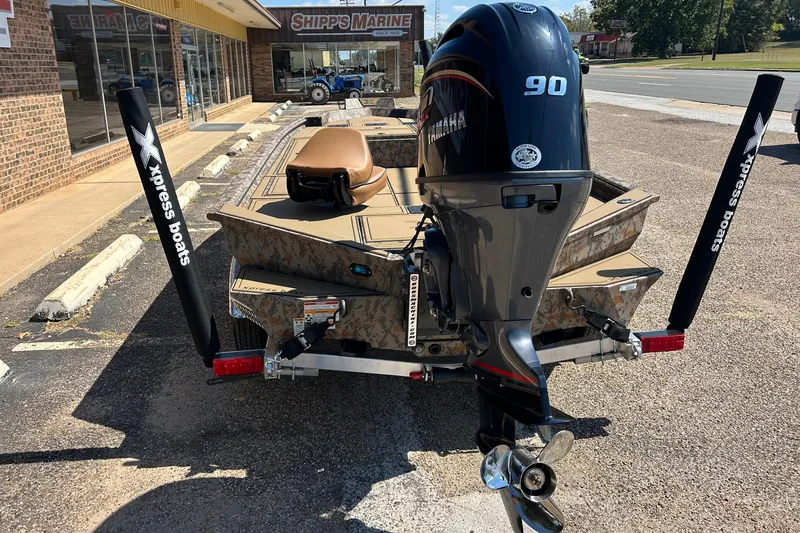 Slide: The Image of 2026 Xpress X18DB boat with Yamaha 90 engine at Shipps Marine dealership. - 7